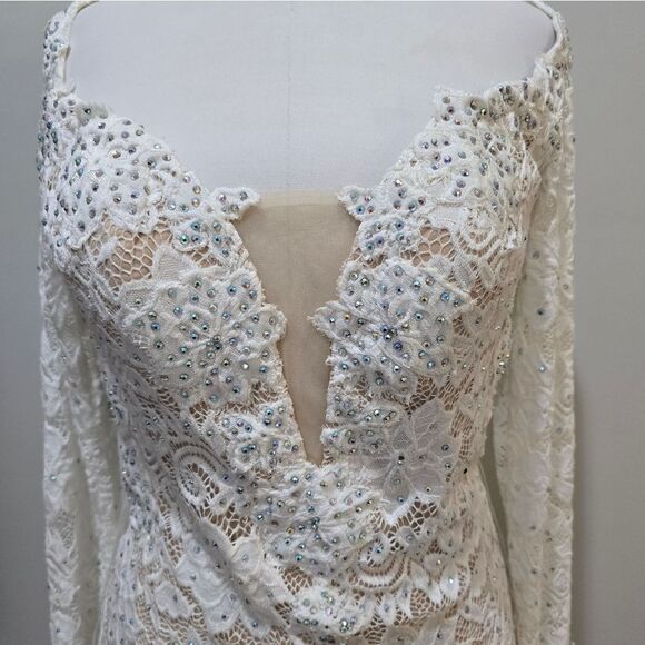 La Femme 25607 Plunge V-Neck Long Sleeve Beaded Lace Gown NWOT sz 6 White - Picture 5 of 6
